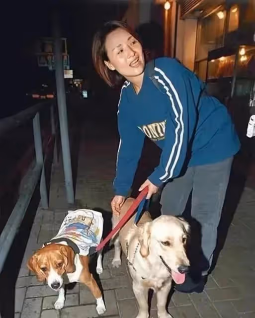 56歲葉子楣與友合照被曝,曾為胸投保200萬,稱拿下星爺只需一天