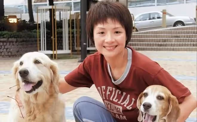 56歲葉子楣與友合照被曝,曾為胸投保200萬,稱拿下星爺只需一天