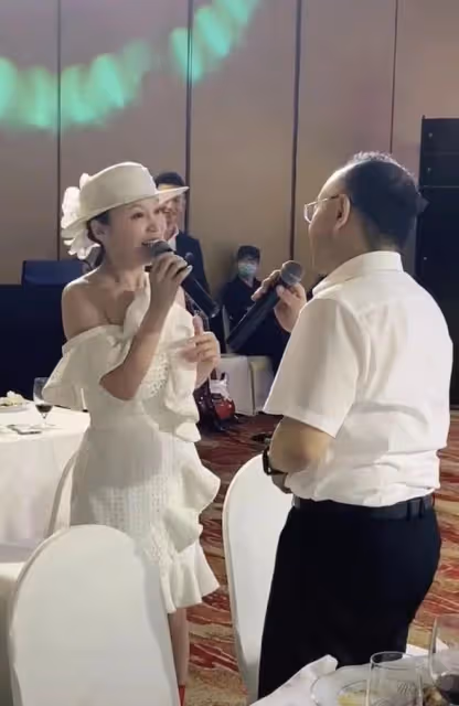 47歲周艷泓現身酒會,面若桃花身材窈窕,熱情邀男領導唱情歌被拒