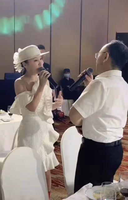 47歲周艷泓現身酒會,面若桃花身材窈窕,熱情邀男領導唱情歌被拒