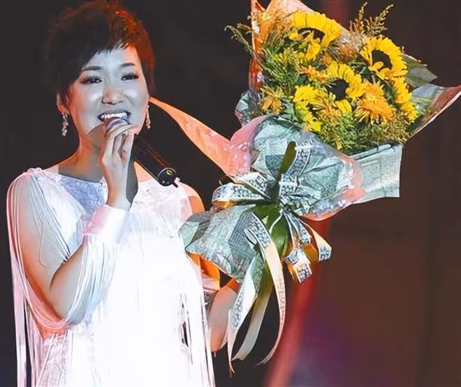47歲周艷泓現身酒會,面若桃花身材窈窕,熱情邀男領導唱情歌被拒