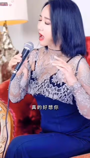 47歲周艷泓現身酒會,面若桃花身材窈窕,熱情邀男領導唱情歌被拒