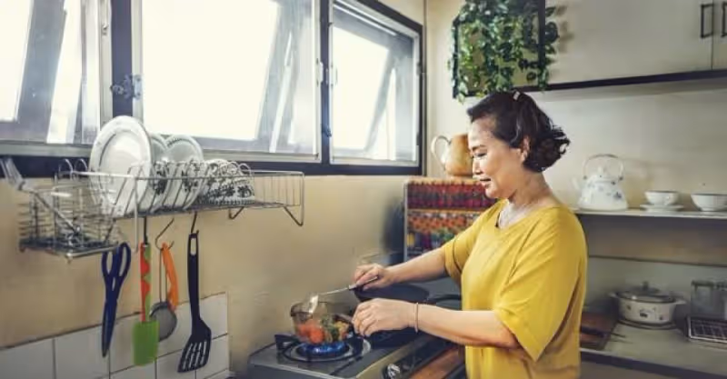 女子離婚第5天，前婆婆找上門給她200000元:拿著，這是你該得的