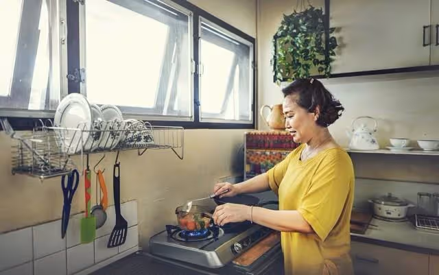女子離婚第5天,前婆婆找上門給她200000元:拿著,這是你該得的