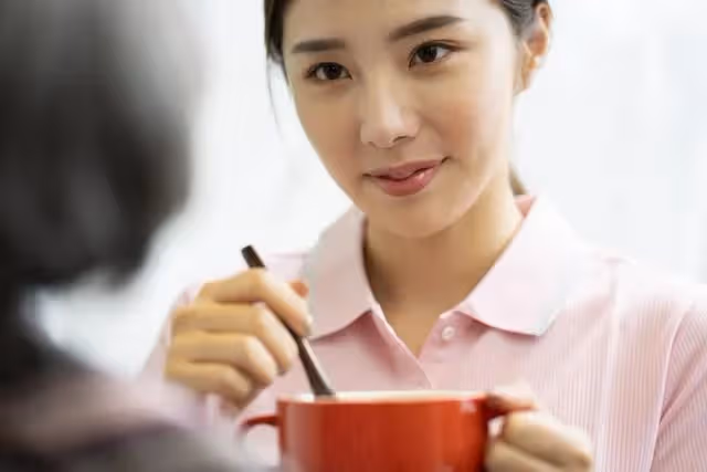 女子離婚第5天,前婆婆找上門給她200000元:拿著,這是你該得的