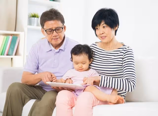 女子離婚第5天,前婆婆找上門給她200000元:拿著,這是你該得的