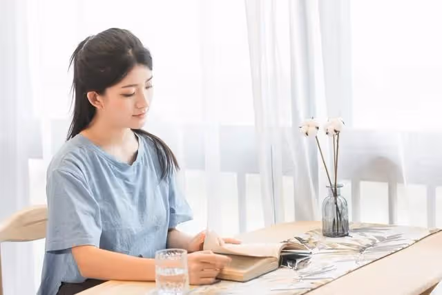 女子離婚第5天,前婆婆找上門給她200000元:拿著,這是你該得的