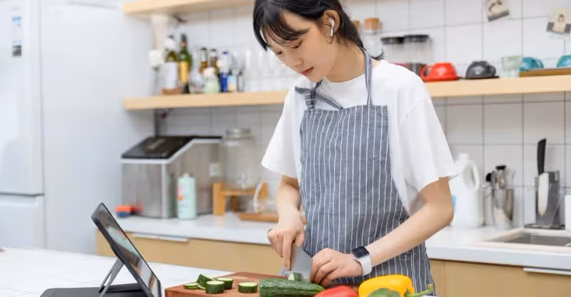 去兒子家養老後，兒媳頓頓五菜一湯，65歲阿姨哭訴：沒臉住下去了