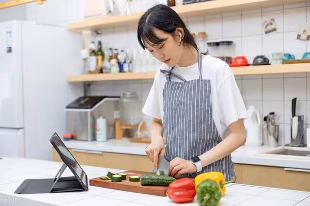 去兒子家養老後,兒媳頓頓五菜一湯,65歲阿姨哭訴:沒臉住下去了