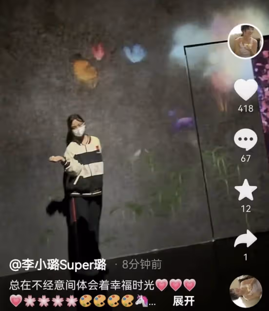 李小璐帶女兒出遊，10歲甜馨青春期頭小手大，母女身高只差半個頭