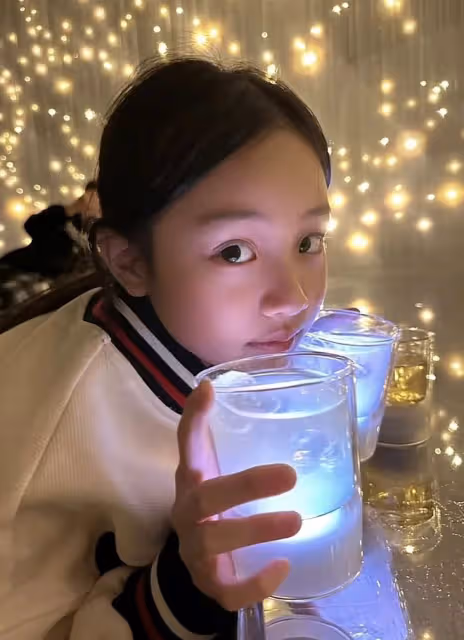 李小璐帶女兒出遊，10歲甜馨青春期頭小手大，母女身高只差半個頭
