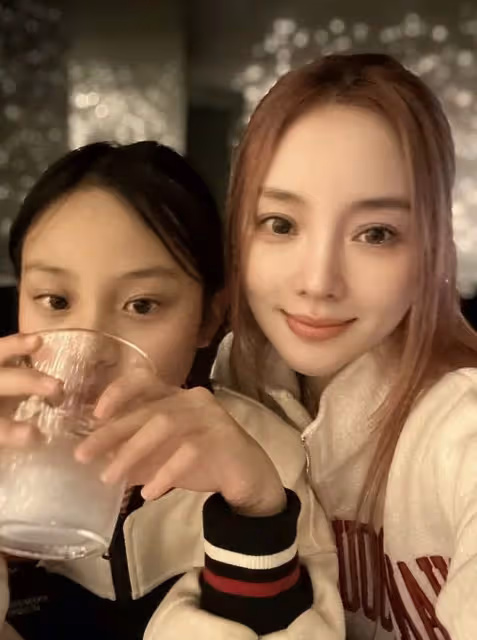 李小璐帶女兒出遊，10歲甜馨青春期頭小手大，母女身高只差半個頭