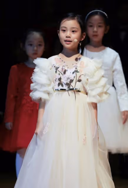 李小璐帶女兒出遊,10歲甜馨青春期頭小手大,母女身高只差半個頭