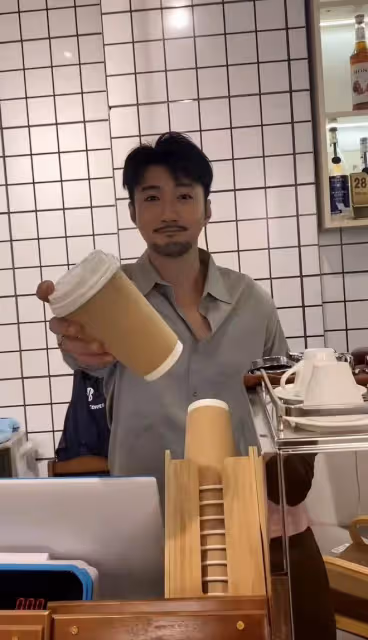 姜大衛夫婦現身佛山！坐路邊吃飯接地氣，被疑想隨女婿移居內地
