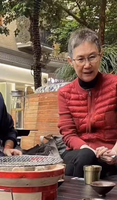 姜大衛夫婦現身佛山！坐路邊吃飯接地氣，被疑想隨女婿移居內地