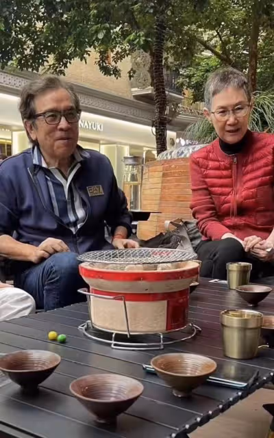 姜大衛夫婦現身佛山！坐路邊吃飯接地氣，被疑想隨女婿移居內地