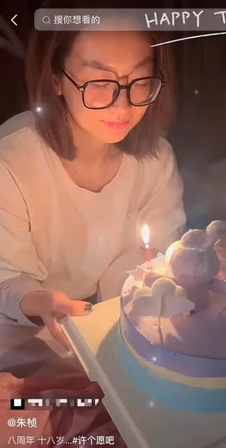 朱楨為愛妻慶生！老婆穿睡衣素顏仍貌美動人，兒子像媽五官似混血