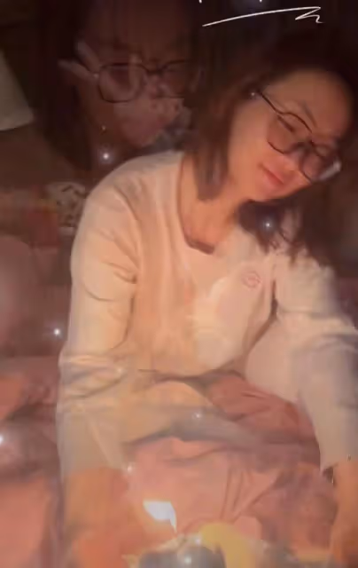 朱楨為愛妻慶生！老婆穿睡衣素顏仍貌美動人，兒子像媽五官似混血