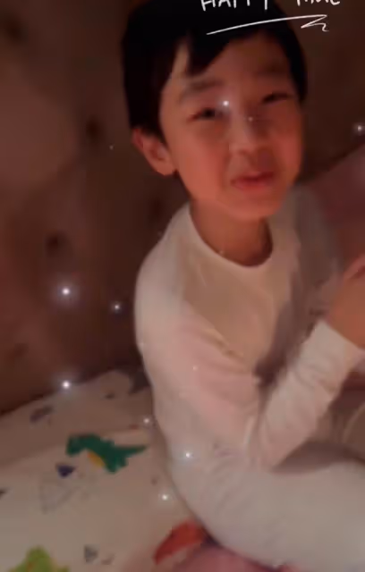 朱楨為愛妻慶生！老婆穿睡衣素顏仍貌美動人，兒子像媽五官似混血