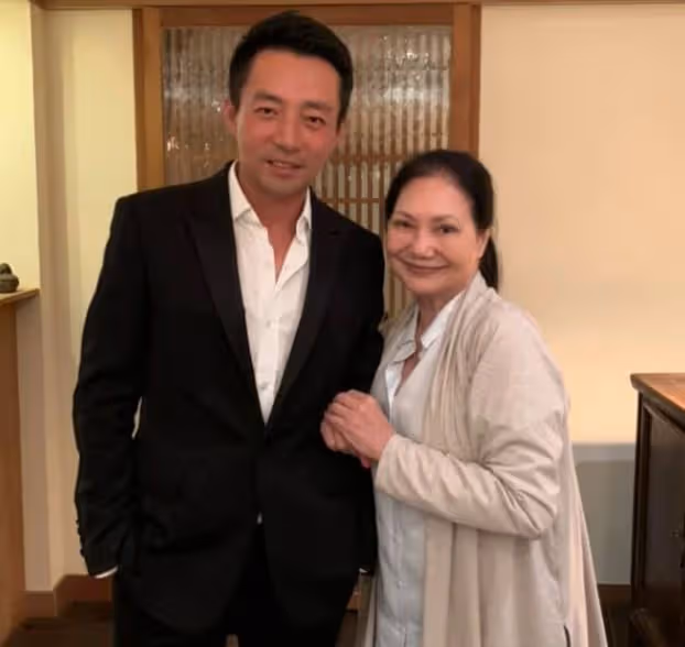汪小菲帶女兒遊玩，仍稱呼徐媽丈母娘，小玥兒和大S長得一模一樣