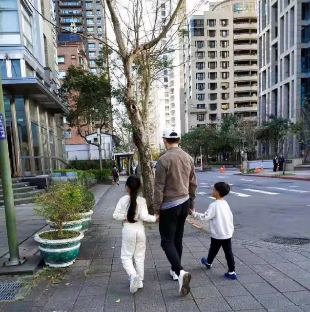 9歲小玥兒近照曝光，身高快到爸爸肩膀，汪小菲不許她喊繼父爸爸