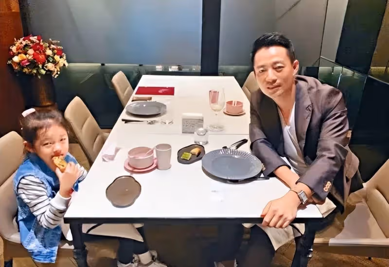 9歲小玥兒近照曝光，身高快到爸爸肩膀，汪小菲不許她喊繼父爸爸