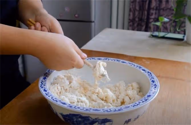 蒸花捲，別直接發麵了，簡單做法教給你，花捲白亮鬆軟，省時間