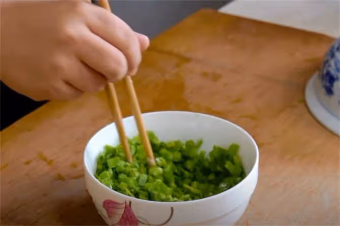 蒸花捲，別直接發麵了，簡單做法教給你，花捲白亮鬆軟，省時間