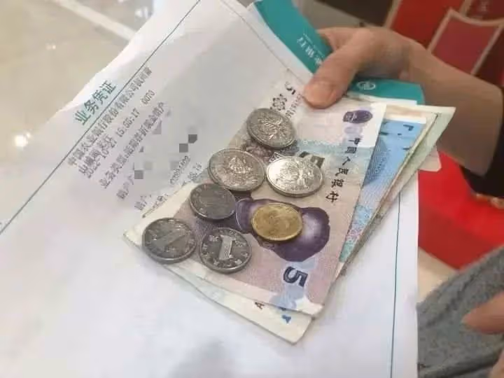 女子將1000元存銀行，一直忘記取出，過了15年想起，再去銀行，結果令人大吃一驚