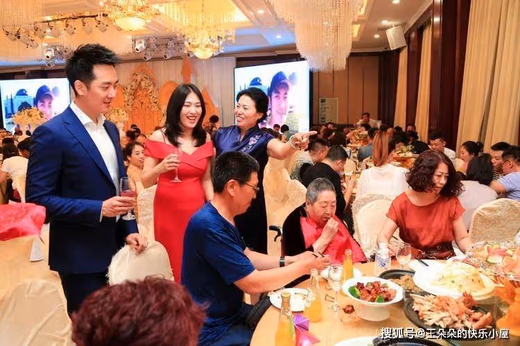 兄弟結婚，我省吃儉用送去2700紅包，臨走他給我2包剩菜，打開後我哭了！
