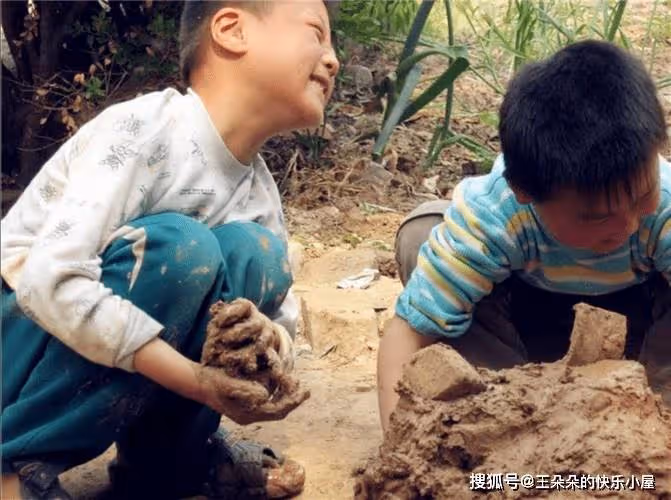 兄弟結婚，我省吃儉用送去2700紅包，臨走他給我2包剩菜，打開後我哭了！