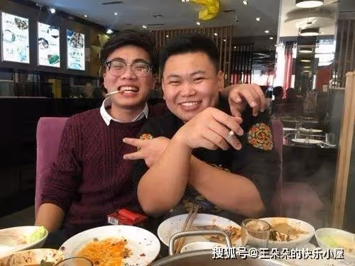 兄弟結婚，我省吃儉用送去2700紅包，臨走他給我2包剩菜，打開後我哭了！