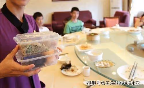 兄弟結婚，我省吃儉用送去2700紅包，臨走他給我2包剩菜，打開後我哭了！