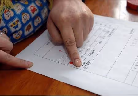 未婚小姑兒子「越長越像老公」，又無意聽到婆婆與丈夫談話　她起疑「偷驗DNA」後崩潰：全家都在騙我！