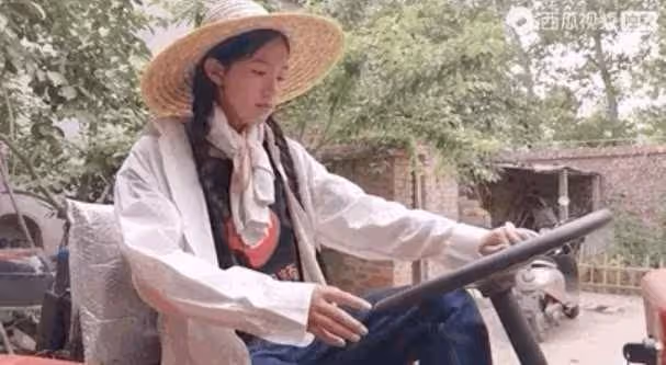 婆婆大壽我買了條金項鍊，她直接甩進垃圾桶，丟了張存摺給我，我懵了