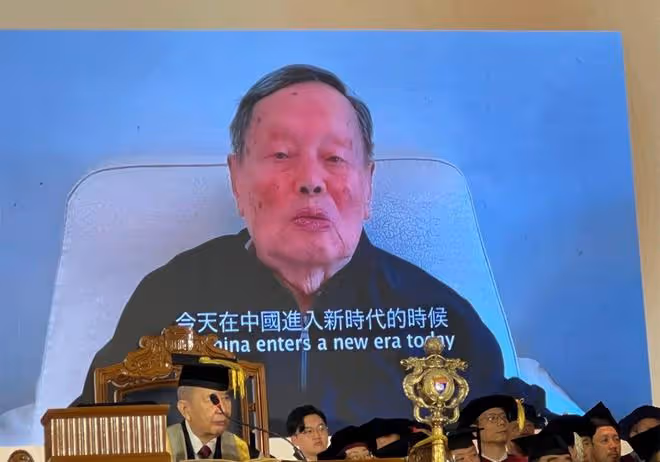 101歲楊振寧罕露面!與林青霞同獲名譽博士,精神奕奕破病危傳聞