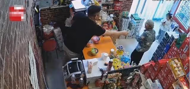 9旬奶奶買雪糕「忘帶錢」,暖心老闆大方喊「我請你吃」,半小時後,7旬兒衝進店裡:收穫意外驚喜