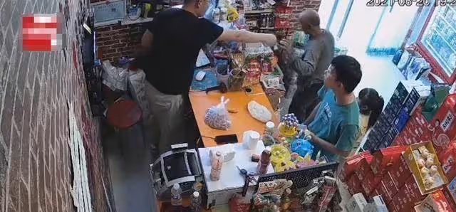9旬奶奶買雪糕「忘帶錢」，暖心老闆大方喊「我請你吃」，半小時後，7旬兒衝進店裡：收穫意外驚喜
