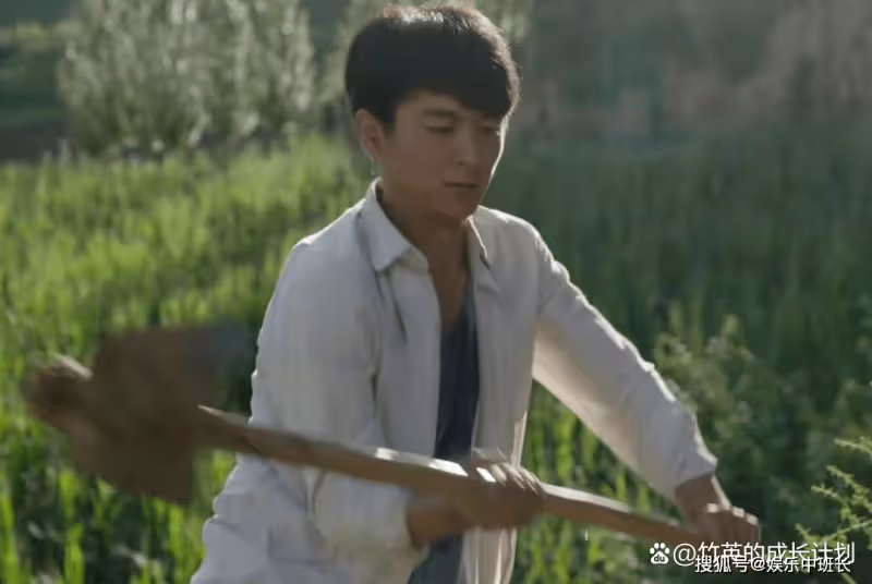 《人生之路》看高加林寧被戳脊梁骨拋棄巧珍,才懂寒門貴子的涼薄