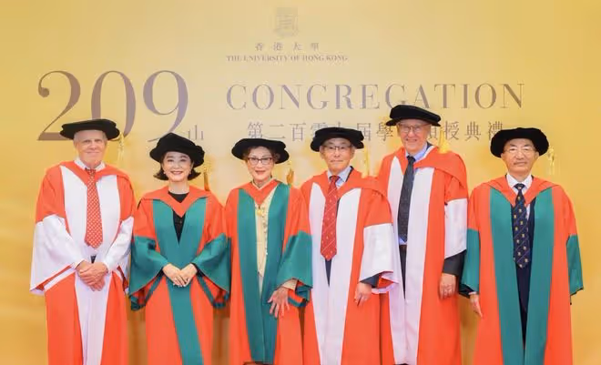 68歲林青霞獲得博士學位，深夜發文感謝港大，替母親實現博士夢想