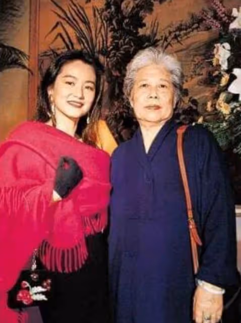 68歲林青霞獲得博士學位，深夜發文感謝港大，替母親實現博士夢想