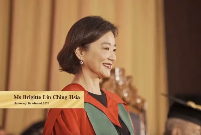 68歲林青霞獲得博士學位，深夜發文感謝港大，替母親實現博士夢想
