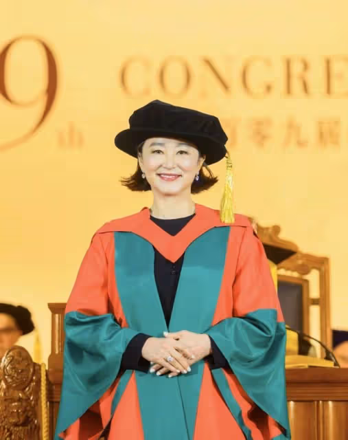 68歲林青霞獲得博士學位,深夜發文感謝港大,替母親實現博士夢想