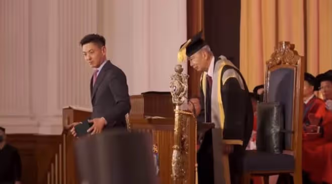 68歲林青霞獲得博士學位,深夜發文感謝港大,替母親實現博士夢想
