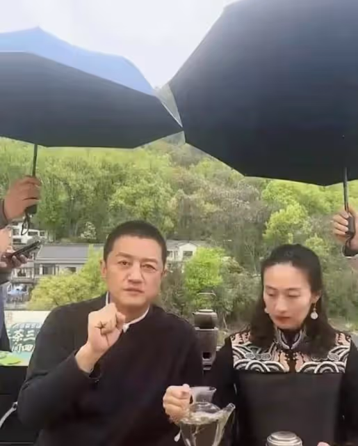 李亞鵬:戶外直播帶貨,嫌太陽大很熱,要求專人打傘被吐槽太嬌貴