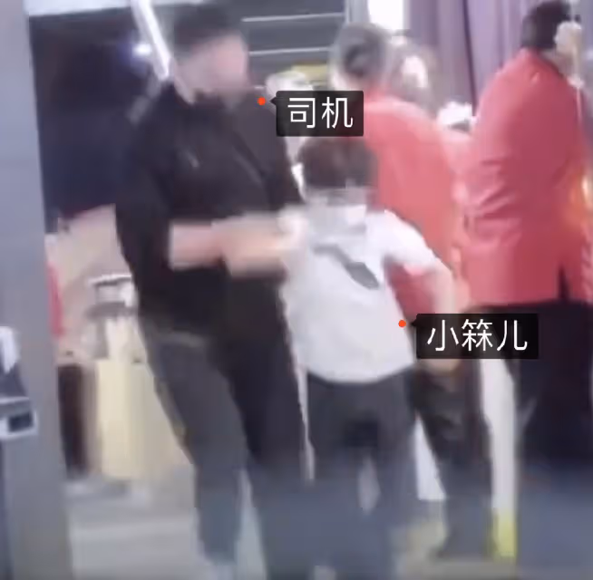 汪小菲和兒女聚會畫面曝光,小玥兒身高到爸爸肩膀,兒子依然不受重視