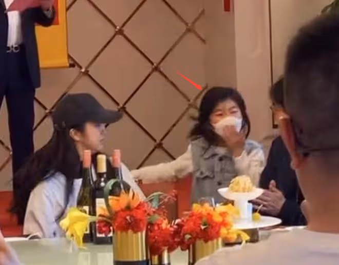 湯唯為父親慶80歲大壽,小腹凸起疑懷二胎,女兒是標準韓國人長相