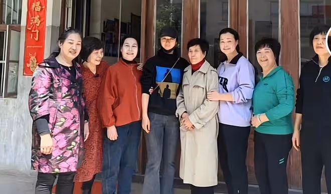 湯唯為父親慶80歲大壽,小腹凸起疑懷二胎,女兒是標準韓國人長相