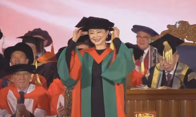 101歲楊振寧罕見露面,精神矍鑠口齒清晰,與林青霞獲得同等榮譽