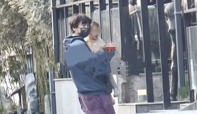 王傳君外出遛娃,頭髮蓬亂不修邊幅,變超級奶爸陪女兒玩沙有耐心
